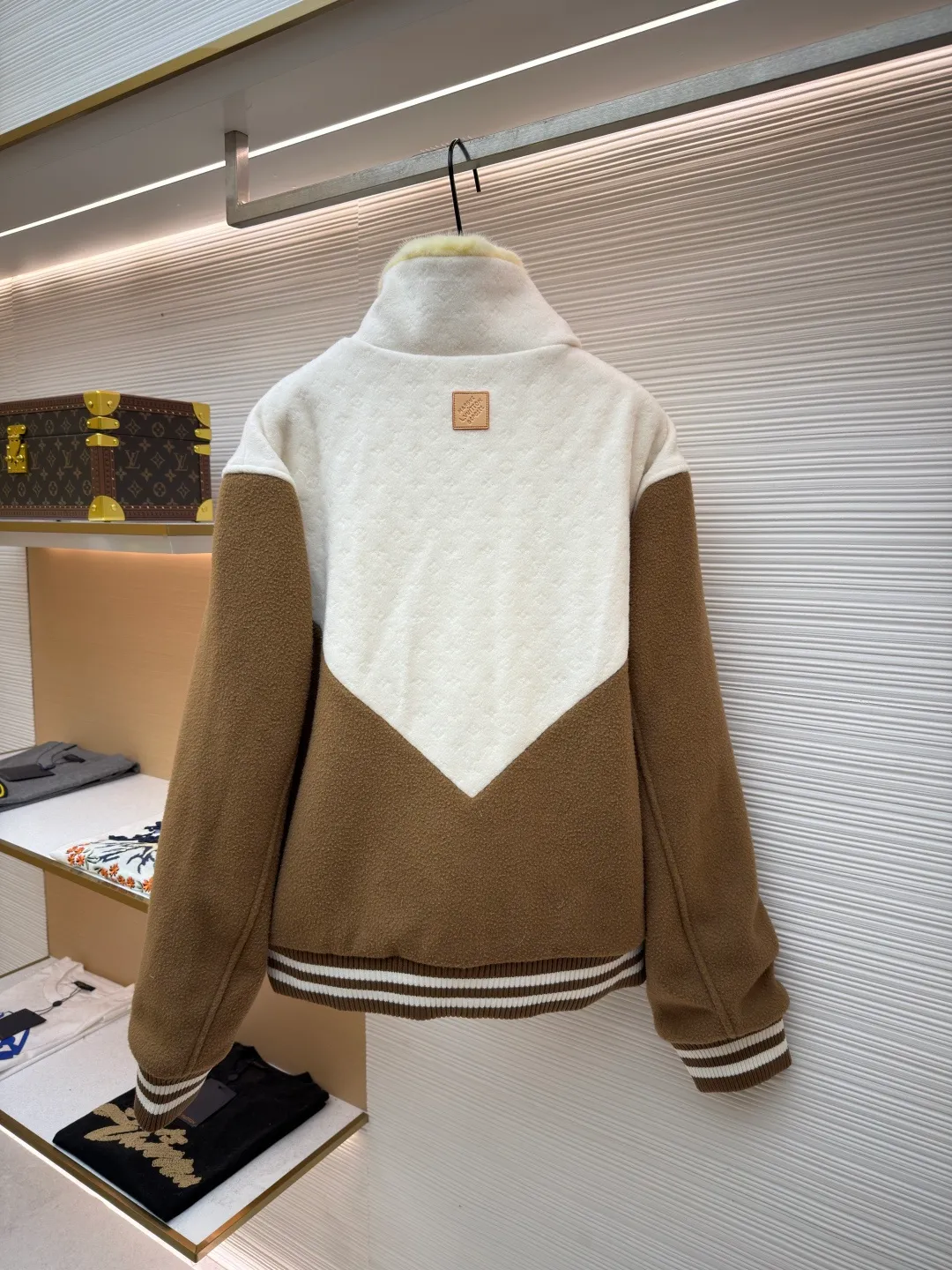 LOUIS VUITTON Shearling collar patchwork jacket ●Original version: 30006 purchase and development ●Item number: 1681987-C25 ●Fabric: wool fabric ●Technology: Positioning cutting machine ●Color: yellow and white ●Version: Fitted version ●Weight: about 1630 grams ●Size: S-M-L-XL ●Description: This sheepskin jacket injects a touch of chic après-ski casual style into your winter look. Featuring a striking 'V' yoke at the front and back, it's made from a blend of sheep's wool and tussah silk and embellished with a Monogram jacquard pattern. The soft shearling collar pulls up to wrap around the neck, while the quilted Monogram pattern on the interior further enhances warmth and comfort. The finishing touch is the LV trim on the chest and refined leather trim on the zippers and pockets. 90% sheep wool, 10% cashmere; Fabric 2: 86% sheep wool, 14% tussah silk; Lining 1: 100% polyester; Lining 2: 100% cotton; Filling: 100% polyester shearling; Cow leather; Except for trim; Contrast yoke with all-over logo jacquard Striped ribbed waist and cuffs The left chest is decorated with metal logo accessories. The quilted logo lining zipper opening and closing has a straight and delicate overall line. The fabric is comfortable and soft, and the color is consistent without color difference. It can be matched with the same style to create a fashionable look and control various occasions. Customized accessories, complete with three labels, same style for men and women!